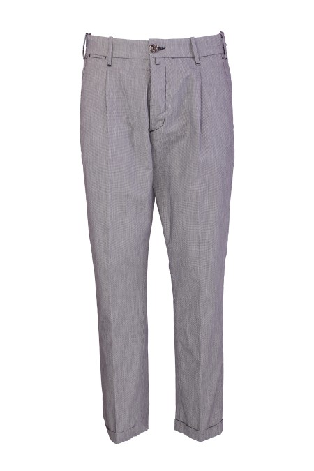 Shop JACOB COHEN  Pantalone: Jacob Cohen pantaloni "Henry" in pied de poule.
Pantaloni Henry cropped slim fit.
Tessuto pied de poule di misto cotone e lyocell grigio
Vita regolare.
Passanti al punto vita.
Pinces e piega stirata.
Tasche all'americana sui fianchi.
Tasche posteriori a filetto con bottone.
Chiusura con bottoni.
Risvolto al fondo.
Bottoni con logo a rilievo, forma extra piatta e finitura palladio.
Patta interna ricamata con nome del pantalone e citazione del fondatore.
Salpa quadrata in pelle scamosciata con placca "Giglio" in metallo.
Profumati con l’esclusiva fragranza Jacob Cohën.
Composizione: 82% cotone, 16% lyocell, 2% elastan.
Made in Italy.. UPT03 01 S4183-3004